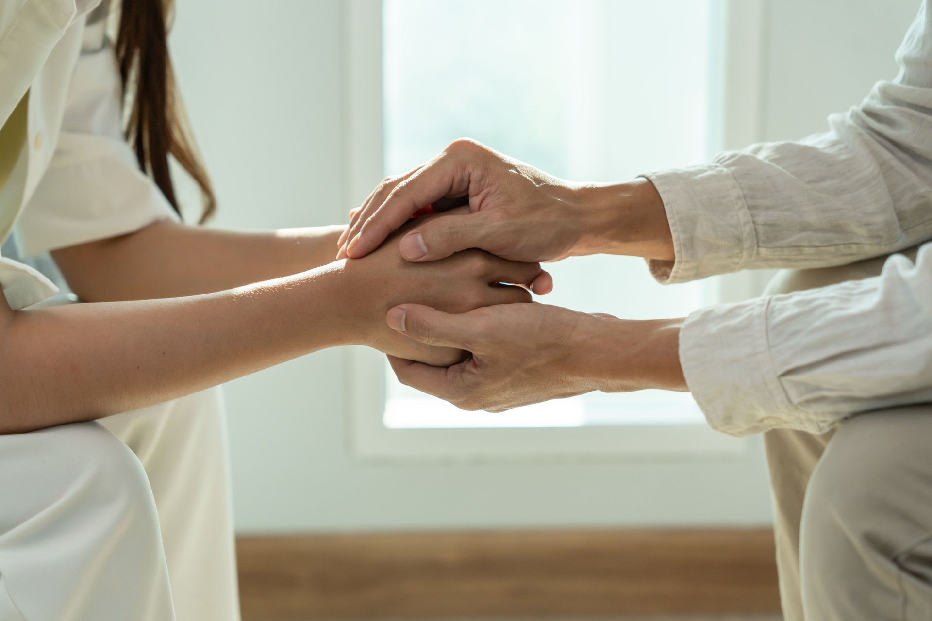 Mijn naam is Abdelfattah Arissa. Als erkend psychotherapeut en systeemtherapeut ben ik al meer dan 32 jaar actief binnen de geestelijke gezondheidszorg, zowel nationaal als internationaal. Ik ben geregistreerd als European Certified Psychotherapist (ECP) bij de Nederlandse Associatie voor Psychotherapie (NAP), en daarnaast gecertificeerd in systeemtherapie en psychodrama. Tevens ben ik lid van het NVPA (Nederlandse Vereniging van Psychologen en Agogen) en aangesloten bij de World Council for Psychotherapy (WCP).  In mijn werk richt ik mij op het behandelen van kinderen, jongeren en volwassenen die te maken hebben met psychische en relationele uitdagingen. Mijn expertise ligt op het gebied van trauma en hechtingsproblematiek, met een bijzondere focus op kinderen binnen het Autisme Spectrum (ASS) en met AD(H)D. Ik help hen – én hun omgeving – om betekenis te geven aan hun ervaringen en opnieuw in verbinding te komen met zichzelf en de mensen om hen heen.  Mijn benadering is zorgvuldig, systemisch en ervaringsgericht. Binnen een veilige en respectvolle setting werken we samen aan het herstellen van evenwicht, het versterken van veerkracht en het opbouwen van gezonde relaties.  In het bijzonder heb ik aandacht voor gezinnen met kinderen die onder druk staan door opvoedingsvragen of ontregelende life-events, zoals relatieproblemen, scheiding, verlies of migratie. Dergelijke gebeurtenissen kunnen de balans binnen een gezin ernstig verstoren, en wanneer hier niet systemisch naar wordt gekeken, raken gezinnen – en vooral kinderen – langdurig benadeeld. Bijvoorbeeld wanneer gedragsproblemen bij kinderen los worden gezien van spanningen in de ouderrelatie, of wanneer de stress van ouders onvoldoende wordt herkend in de hulpverlening. Daarom zet ik mij in voor een integrale, systeemgerichte behandeling waarin elk gezinslid wordt meegenomen en de onderlinge relaties centraal staan.  Ik nodig u van harte uit om verder te ontdekken hoe ik u, uw kind of uw gezin kan ondersteunen in het proces van groei en herstel.